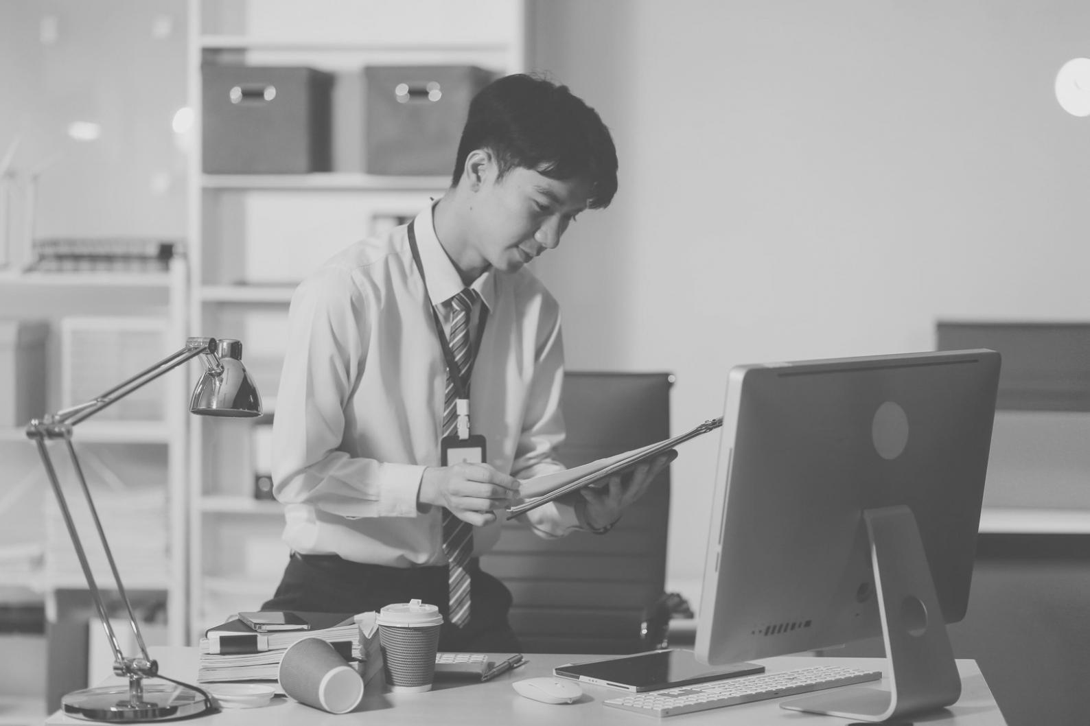 Instructor explaining budget allocation strategies to engaged learning group